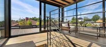 Un rêve industriel moderne avec une terrasse ensoleillée sur le toit