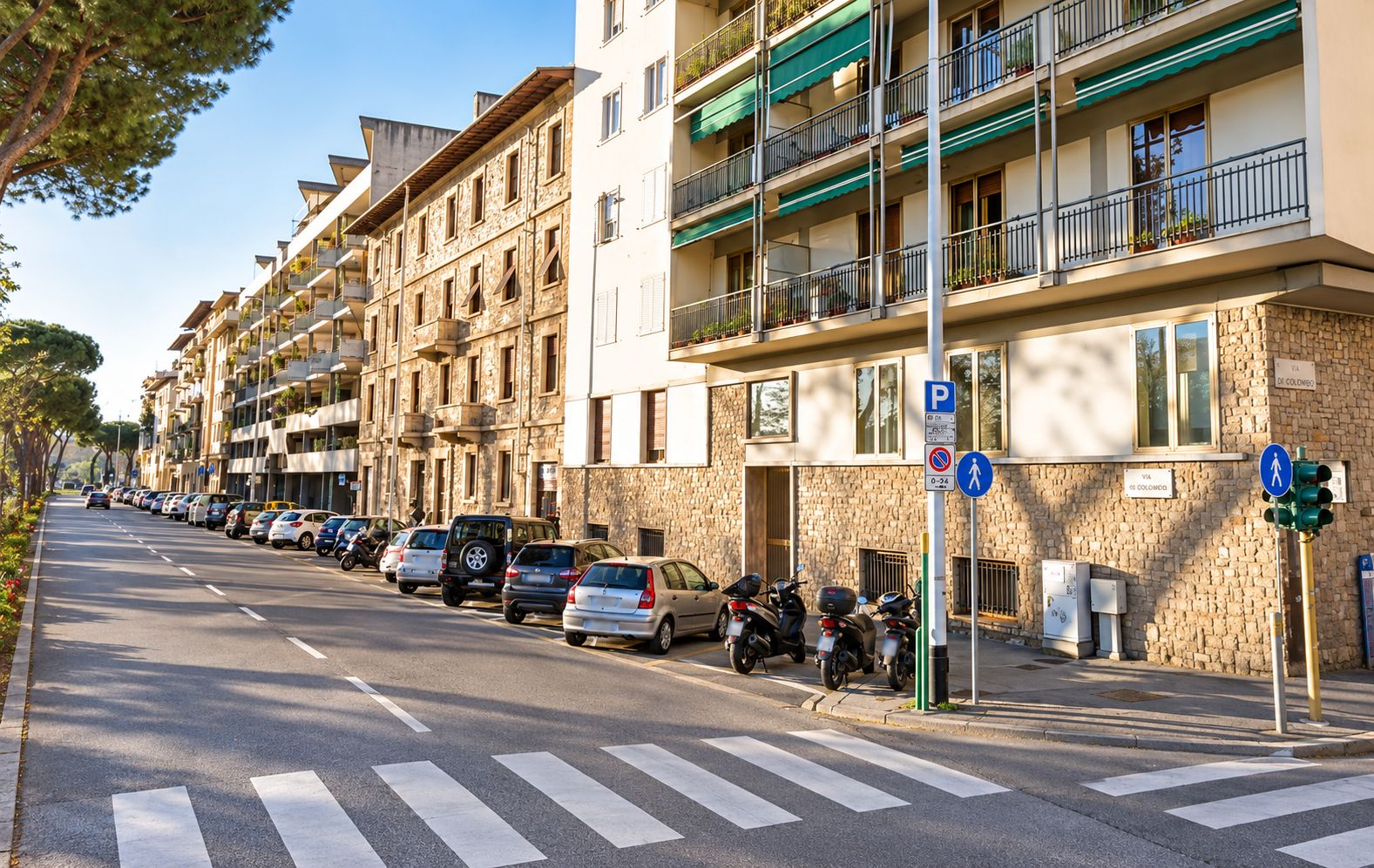 Katu, jonka varrella on useita kerrostaloja, parkkeerattuja autoja ja jalankulkijoiden suojatie.