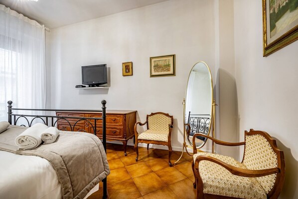 Unclassified image, 1 of 32, button - Bellini 36 (Florence)