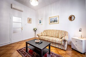 Unclassified image, 5 of 32, button - Bellini 36 (Florence)