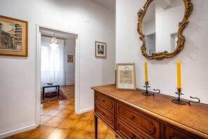 Unclassified image, 4 of 33, button - Bellini 36 (Florence)