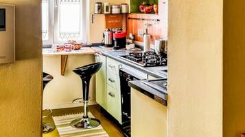 Coffee/tea maker, fridge, microwave, oven