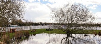 ฟ็อกซ์ เด็น  