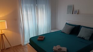 1 slaapkamer, een strijkplank/strijkijzer, wifi, beddengoed