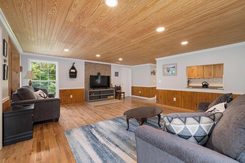 Boone Lake House with Hot Tub, Wrap Deck & Fire Pit — Sleeps 8