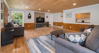 Boone Lake House with Hot Tub, Wrap Deck & Fire Pit — Sleeps 8
