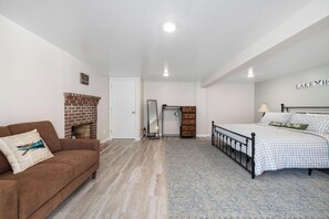 3 slaapkamers, een strijkplank/strijkijzer, gratis wifi, beddengoed