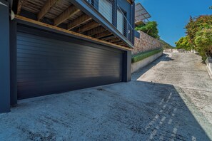 Property grounds - Modern Sea Facing cottage in charming St James, Cape Town (Cape Town)