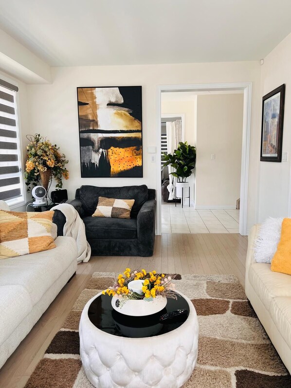 Living area - The Monarch Residence | Luxury for Families & Groups (Oshawa)