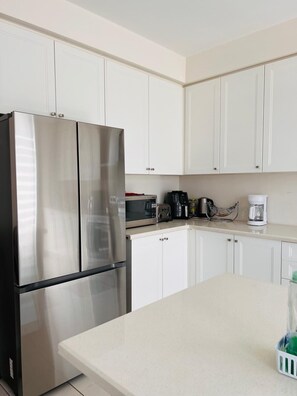 Private kitchen - The Monarch Residence | Luxury for Families & Groups (Oshawa)