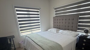 A bedroom with a bed, a desk, and a chair. -     The Monarch Residence | Luxury for Families & Groups (Oshawa)