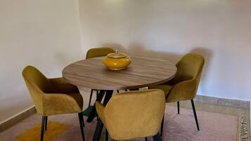 Comfort Villa, Private Bathroom, Garden View | Dining