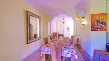 Superior Apartment, 2 Bedrooms, Patio, Pool View | Dining