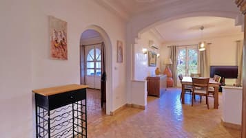 Comfort Villa, Pool View | Interior