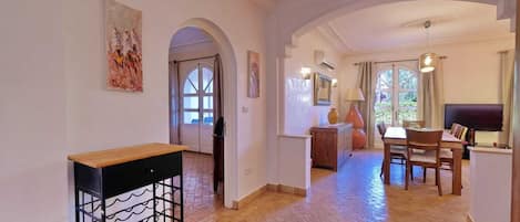 Comfort Villa, Pool View | Interior