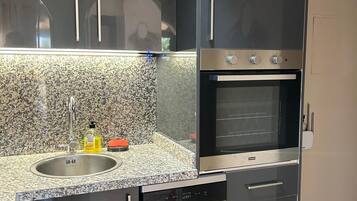 Deluxe Apartment, 1 Queen Bed, Terrace, Garden View | Private kitchen