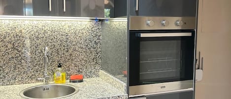 Deluxe Apartment, 1 Queen Bed, Terrace, Garden View | Private kitchen
