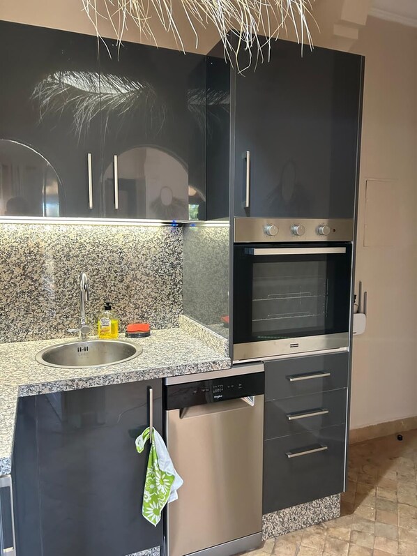Deluxe Apartment, 1 Queen Bed, Terrace, Garden View | Private kitchen
