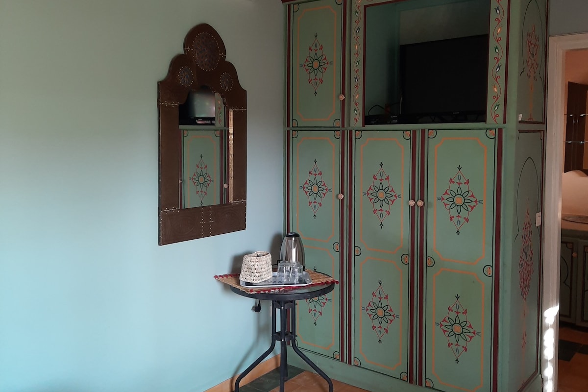 Classic Room, 1 Queen Bed, Pool View | Free WiFi, bed sheets