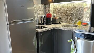Comfort Villa, Private Bathroom, Garden View | Private kitchen