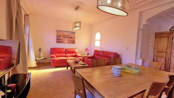 Comfort villa, 3 slaapkamers, uitzicht op zwembad | Woonruimte | Een 55-inch televisie met satellietzenders