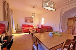 Comfort Villa, 3 Bedrooms, Pool View | Living area