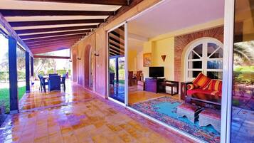 Family Villa, 2 Bedrooms, Kitchen, Pool View | Interior