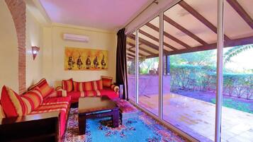 Superior Villa, 2 Bedrooms, Kitchen, Pool View | Interior