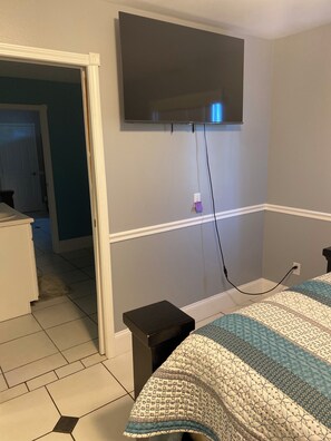 Room - 3-bedroom section of home in the country with amazing privacy (Rothsay)