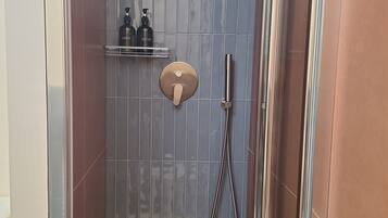 Regadera, secadora de cabello, bidet, toallas