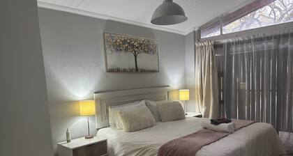 Superb 2-bedroom cottage in charming Stellenbosch for your getaway