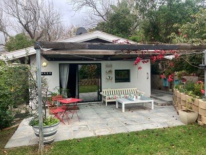 Superb 2-bedroom cottage in charming Stellenbosch for your getaway