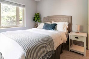 Room - Elektra 501 (Seattle)