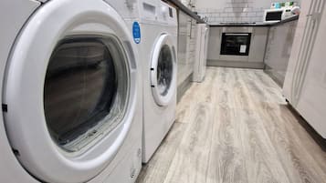 House, 6 Bedrooms | Laundry
