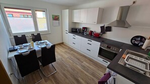 Private kitchen - Apartment "Haus Marlis" with Private Garden and Wi-Fi (Friedrichroda)