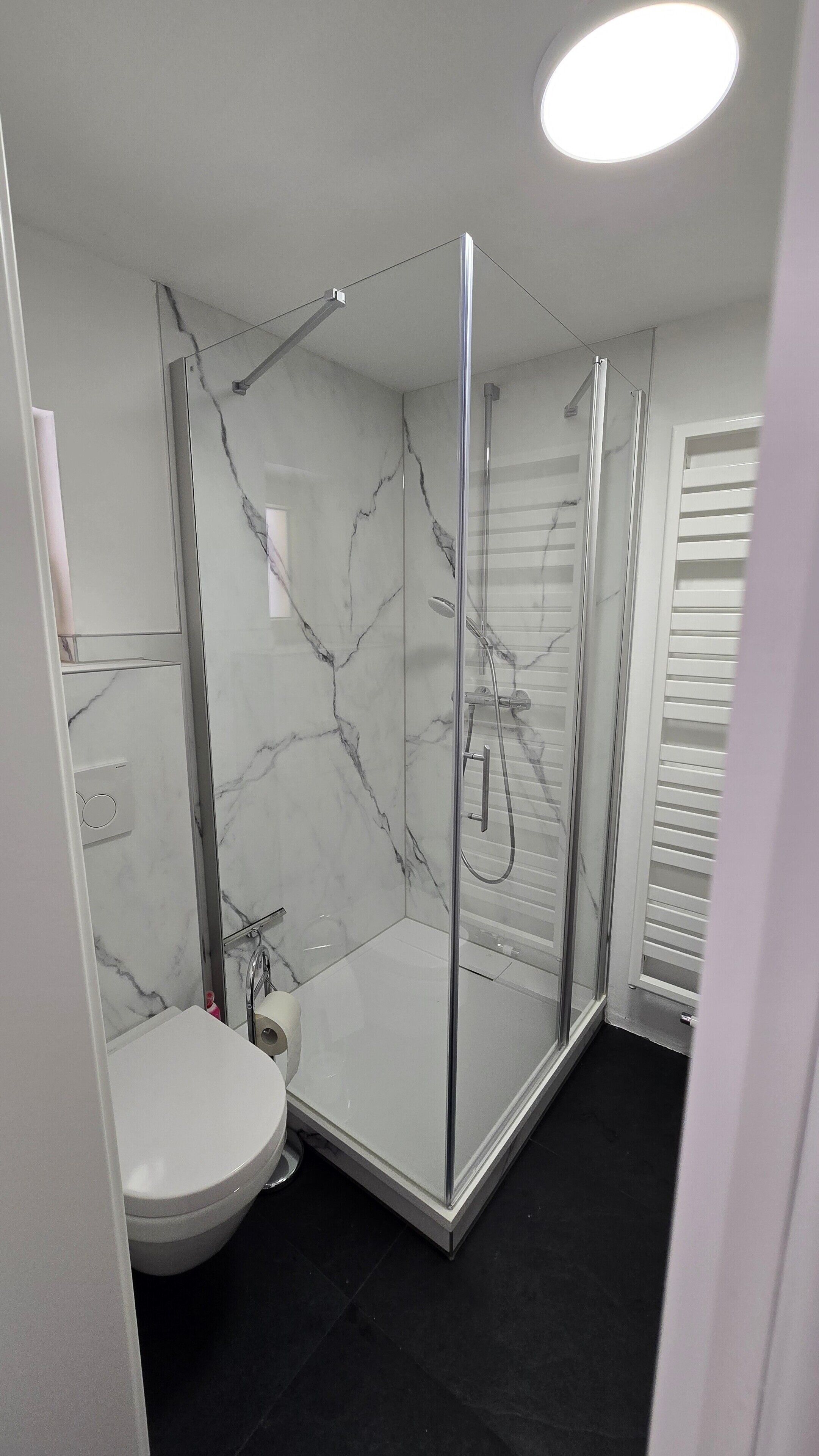 Dusche, Haartrockner, Handtücher