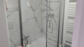 Dusche, Haartrockner, Handtücher