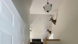 Una escalera con escalones de madera y una puerta blanca a la izquierda.