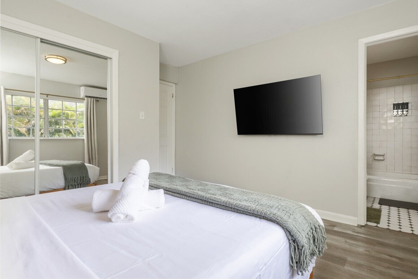 Iron/ironing board, WiFi, bed sheets