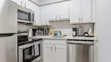 Coffee/tea maker, fridge, microwave, oven