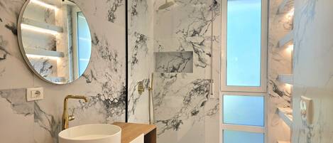 Shower, hair dryer, bidet, towels