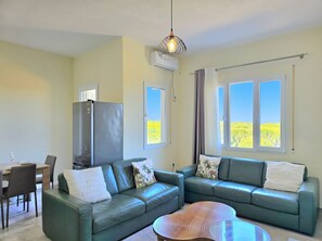 Ein modernes Wohnzimmer mit einer Eckcouch, einem Esstisch und einem Couchtisch.