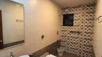 Een badkamer met een wastafel, toilet en spiegel.