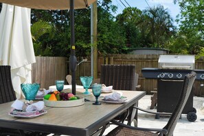 Outdoor dining - Clearwater’s Luxury Hidden Gem (Clearwater)