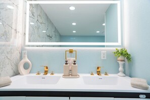 Bathroom - Clearwater’s Luxury Hidden Gem (Clearwater)