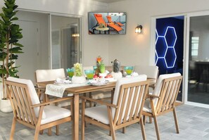 Outdoor dining - Tampa High Roller, Relax and Play (Tampa)