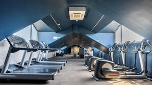 A gym with treadmills and elliptical machines, a central air vent, and a carpeted floor. - Cotswolds Apartment 2 Sleeps 4 (Chipping Norton)