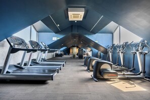 A gym with treadmills and elliptical machines, a central air vent, and a carpeted floor. - Cotswolds Apartment 2 Sleeps 4 (Chipping Norton)