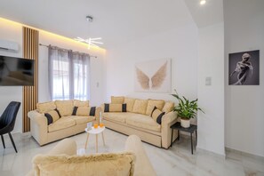 Living area - Academy Stay Athens | Modern Apartment Near Metro (Athina)