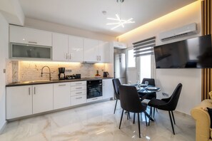 Private kitchen - Academy Stay Athens | Modern Apartment Near Metro (Athina)